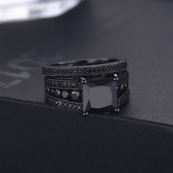 NEW 5CT Black Sapphire 18K Gold Ring - Picture 6 of 6